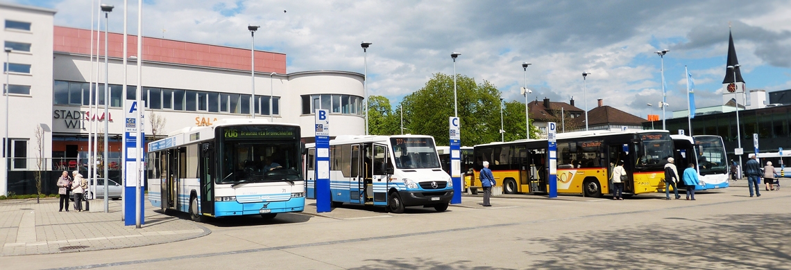 Mehrere Busse beim Bushof am Bahnhof Wil
